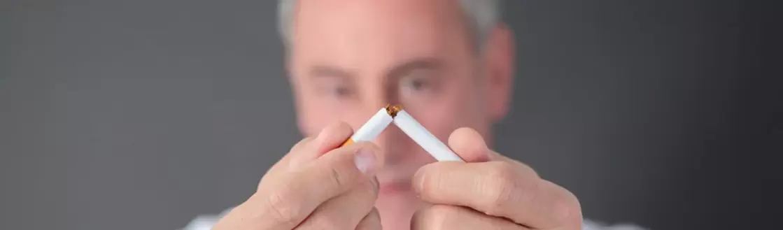 L'uomo rompe una sigaretta